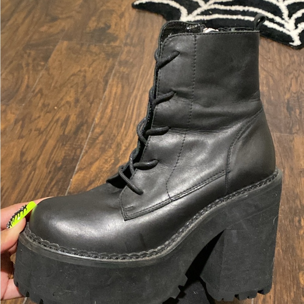 UNIF Choke boots